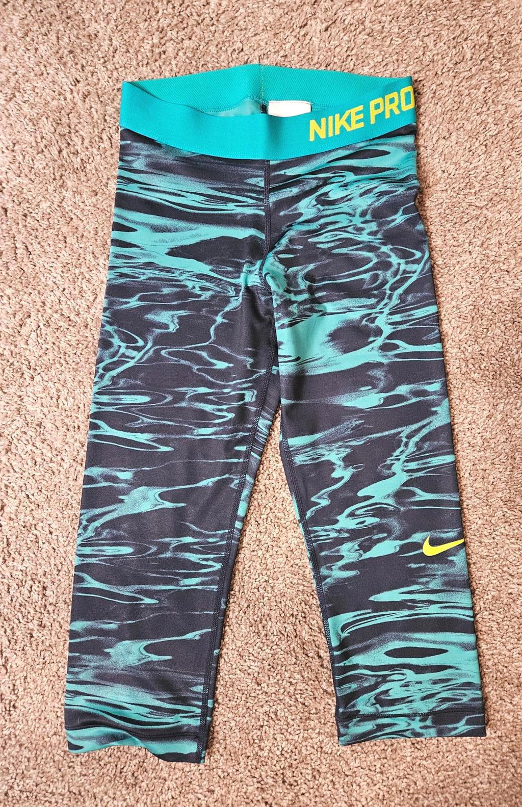 Nike Pro Women's  Capri Leggings - Stylish Activewear #625