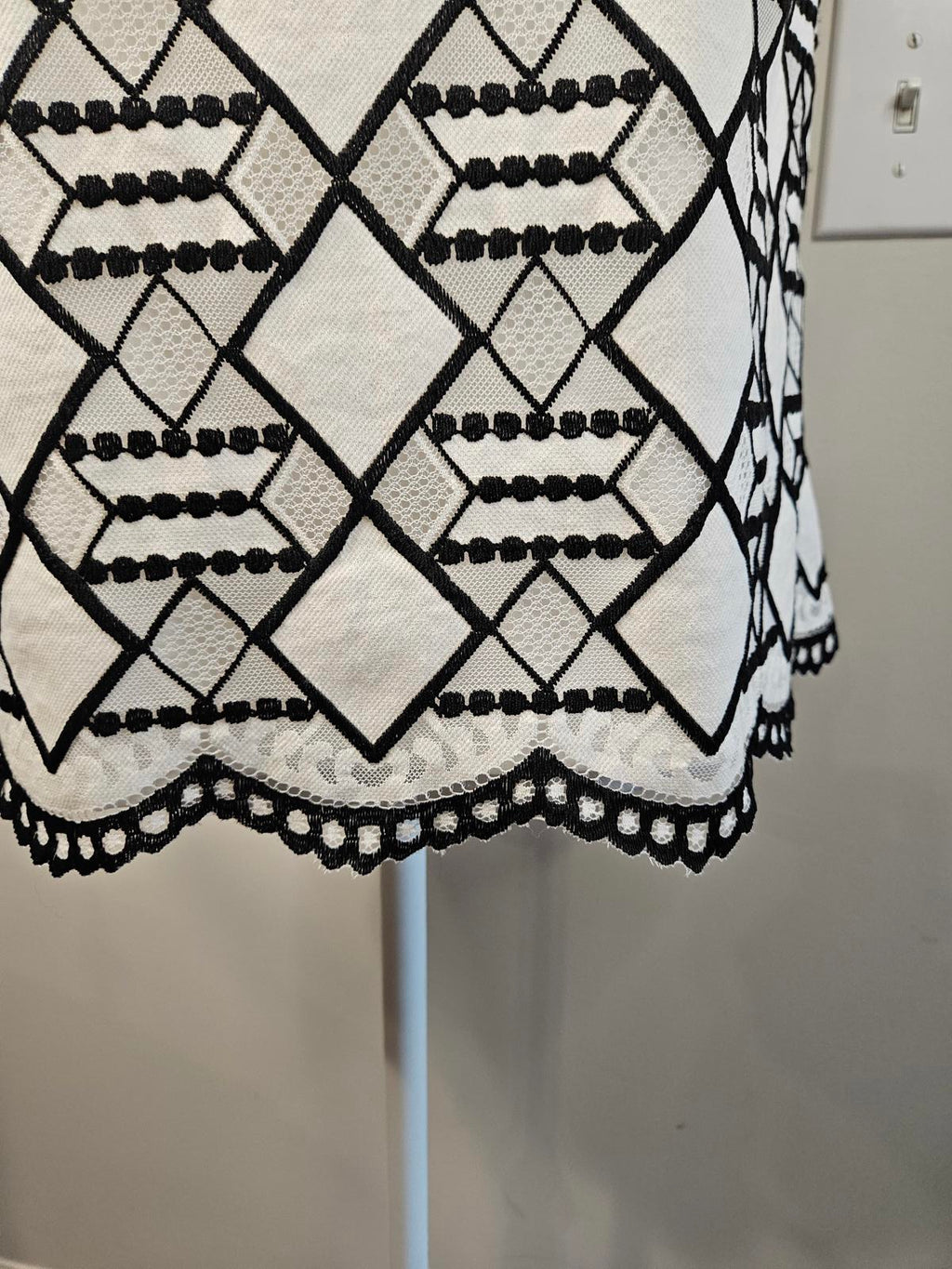 Nine West Stylish Black and White Geometric Sleeveless Top #686