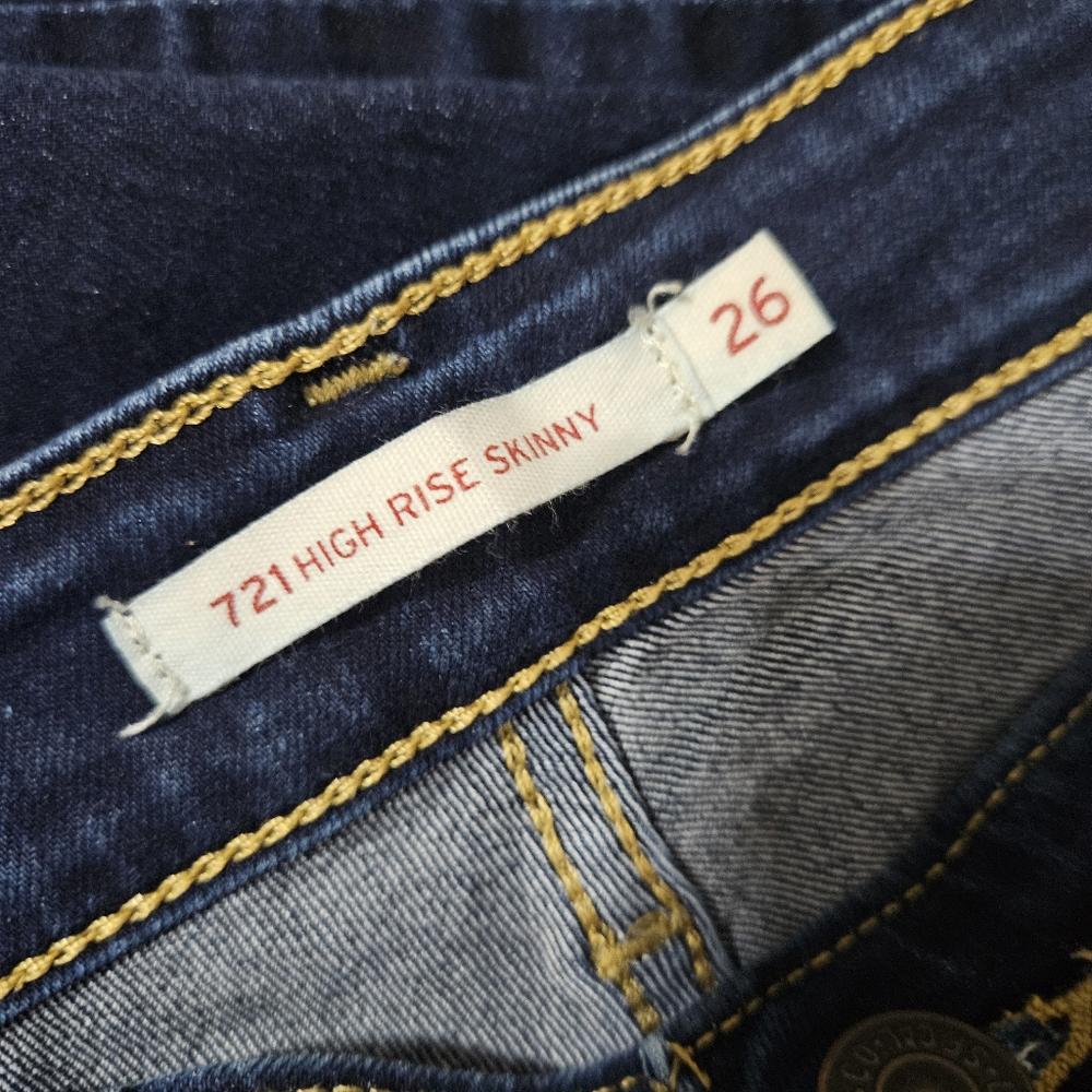 Levi's 721 Jeans  26 x 30- Classic with Iconic Back Pockets #J5