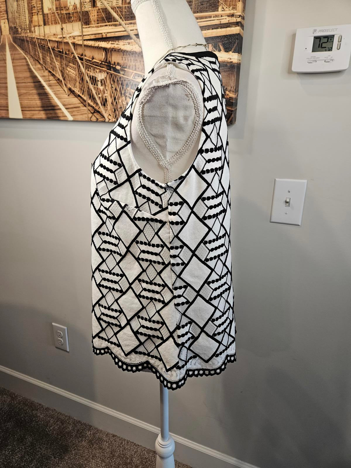 Nine West Stylish Black and White Geometric Sleeveless Top #686