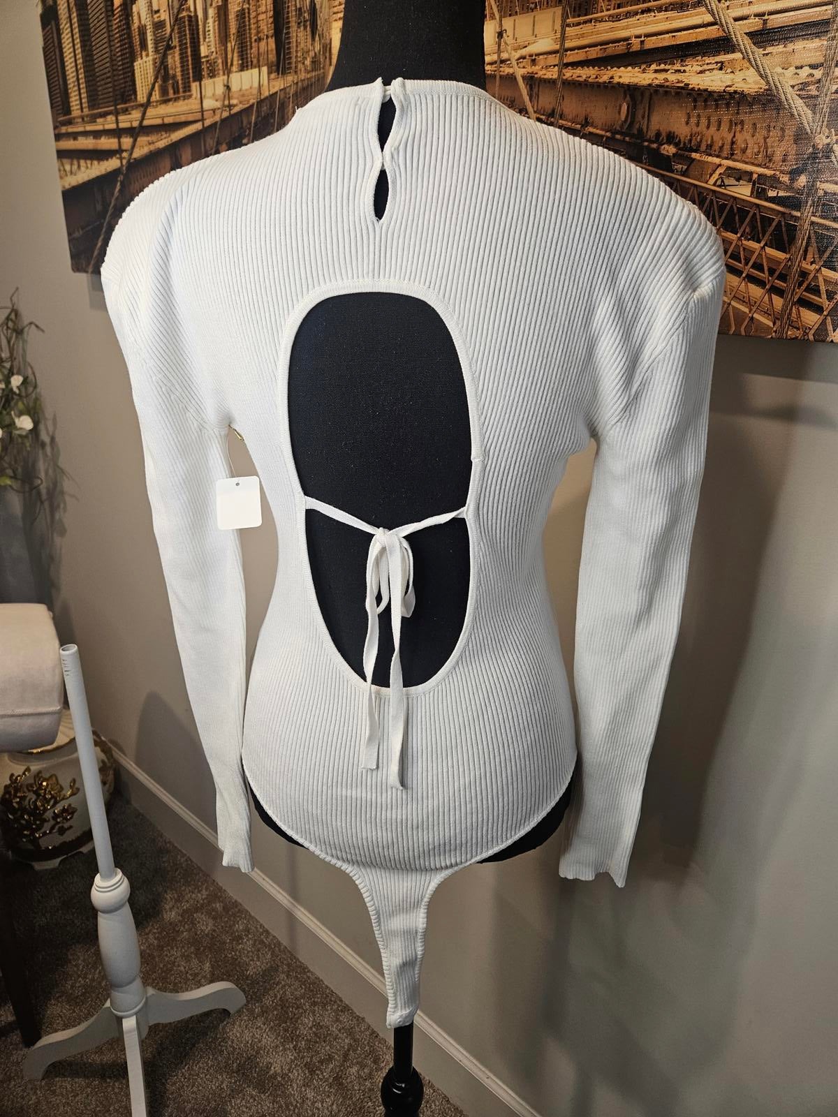 Nwot ASTR The Label White Ribbed Bodysuit with Open Back b76